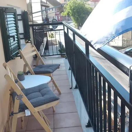 Cosy Loft Apartment, Argyrades